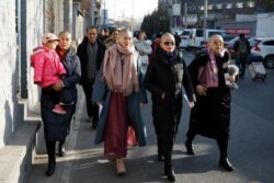 李文足等709案维权律师家属在中国最高法院外抗议她们的丈夫所遭受的对待。（2018年12月17日）
