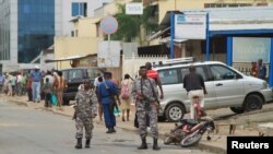 Une patrouille de soldats et de police après une attaque à la grenade à Bujumbura, le 3 février 2016.