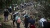 Migrantes cruzan el Tapón del Darién desde Colombia a Panamá en su largo y difícil viaje para llegar a Estados Unidos, el 9 de mayo de 2023. El sábado 6 de abril el gobierno colombiano anunció una medida que beneficia a migrantes venezolanos en Colombia.