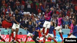 Aurelien Tchouameni, Axel Disasi y sus compañeros de equipo de Francia celebran después del partido que le da a Francia el paso a la final del Mundial de fútbol Qatar 2022, el 14 de diciembre de 2022.