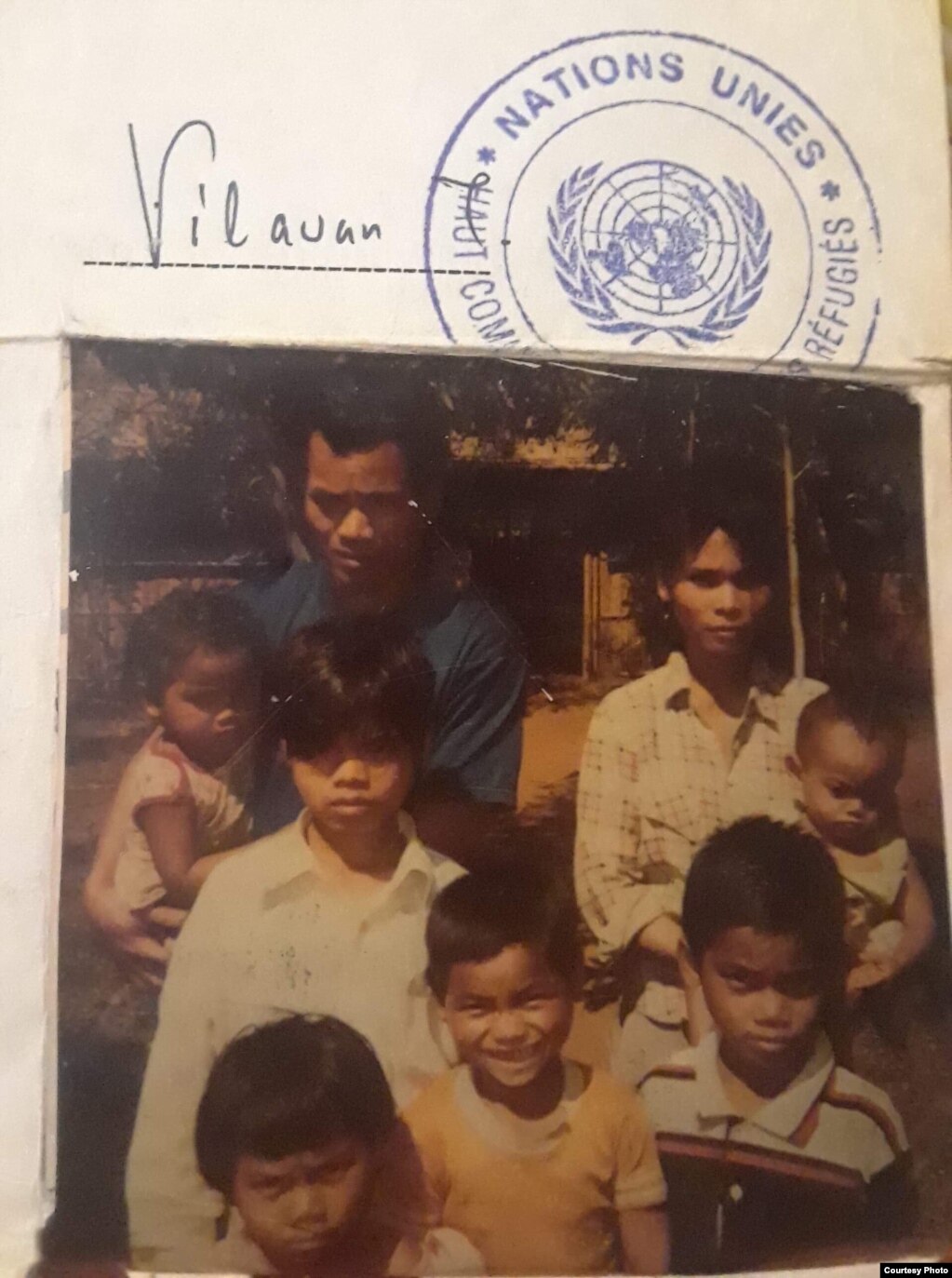 លោក ធឿ រ៉ាយាំង កាលពីកុមារ ថតរូបជុំគ្នាជាមួយក្រុមគ្រួសារនៅជំរំរបស់អង្គការសហប្រជាជាតិ នៅខេត្តមណ្ឌលគិរី ប្រទេសកម្ពុជា កាលពីឆ្នាំ២០០២។ (រូបថតដោយ ធឿ រ៉ាយាំង)