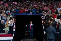 El presidente Donald Trump llega a escenario del BOK Center en Tulsa, Oklahoma para hablar en su primer mitin de campaña con miras a las elecciones de 2020. Sábado 20 de junio.