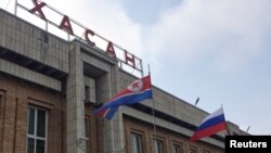 김정은 북한 국무위원장의 러시아 방문을 하루 앞둔 23일, 김 위원장 전용열차가 통과할 예정인 러시아 하산 역에 두 나라 국기가 나란히 걸려있다.