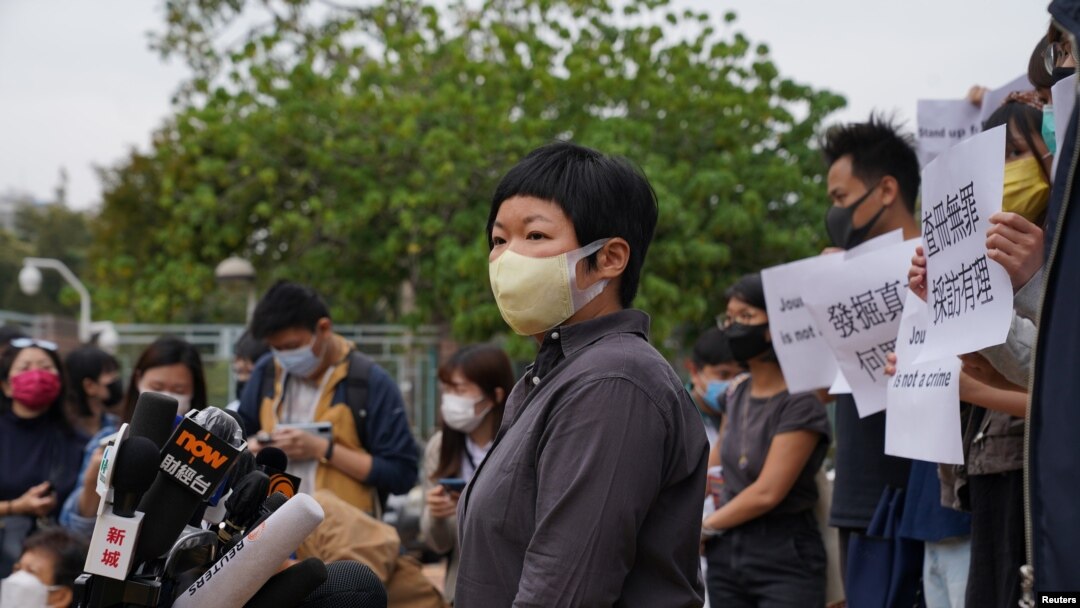 Choy Yuk-Ling, seorang reporter yang berafiliasi dengan penyiar publik Hong Kong RTHK, datang ke pengadilan atas tuduhan bahwa dia mendapatkan data pribadi secara tidak benar saat melaporkan sebuah insiden pada 21 Juli 2019, di Hong Kong. (Foto: Reuters)