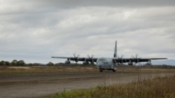 美國海軍陸戰隊搭乘運輸機抵達日本航空自衛隊基地，為「利劍25」演習做準備。 (2024年10月18日)