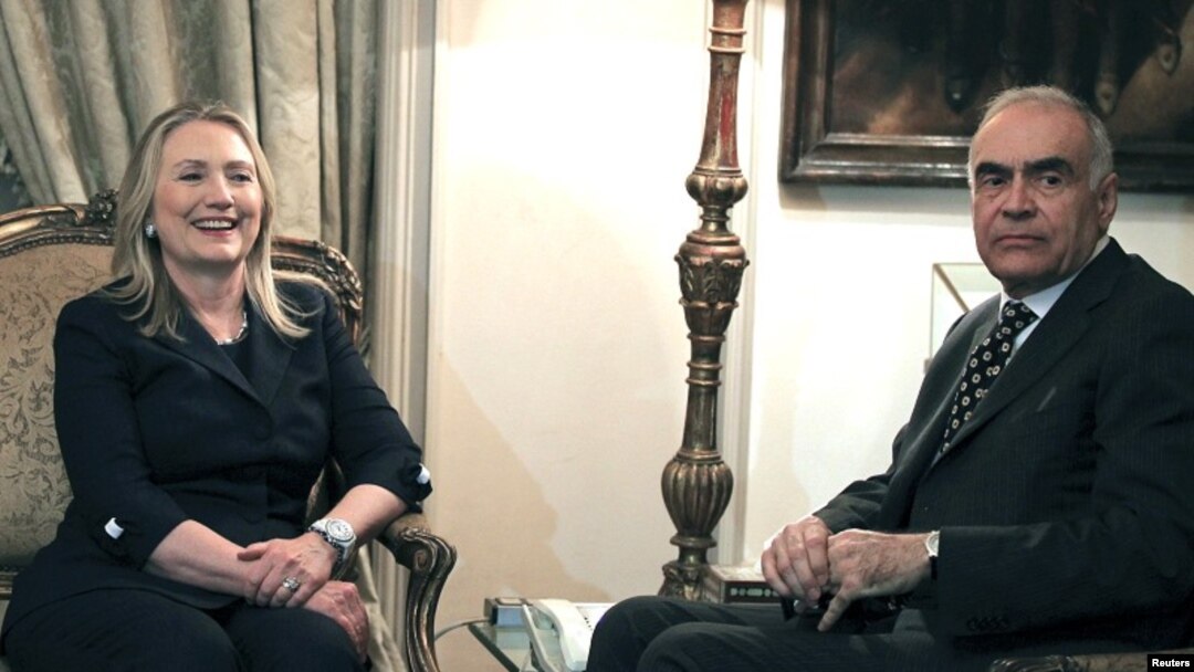 U.S. Secretary of State Hillary Clinton (L) speaks with Egypt's Foreign Minister Mohamed Kamel Amr (R) at the Foreign Ministry in Cairo July 14, 2012. 