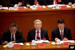 资料照片：2017年10月18日，在北京人民大会堂举行的中共十九大开幕式上，前总理朱镕基(中)等前中共高官聆听中国国家主席习近平的讲话。