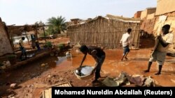 Wakazi wakikusanya vifaa vyao baada ya mafuriko katika eneo la Al-Ikmayr, Omdurman, KhartoumSudan August 27, 2020. REUTERS/Mohamed Nureldin Abdallah