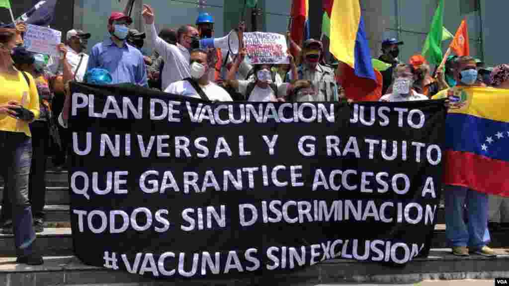 El sector salud y la sociedad civil venezolana se concentran a las afueras del Programa de las Naciones Unidas para el Desarrollo (PNUD) en Caracas pidiendo vacunas. Abril 17, 2021. Foto: &#193;lvaro Algarra - VOA.