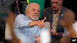 ARCHIVO - El presidente brasileño Luiz Inácio Lula da Silva hace una señal de aprobación durante un evento navideño con recolectores de basura reciclable, el viernes 22 de diciembre de 2023, en Brasilia.