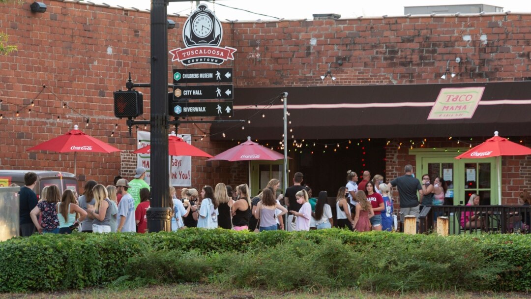 Ljudi čekaju u redu ispred restorana Tako Mama u Taskalusi u Oklahomi, 15. avgusta 2020.
