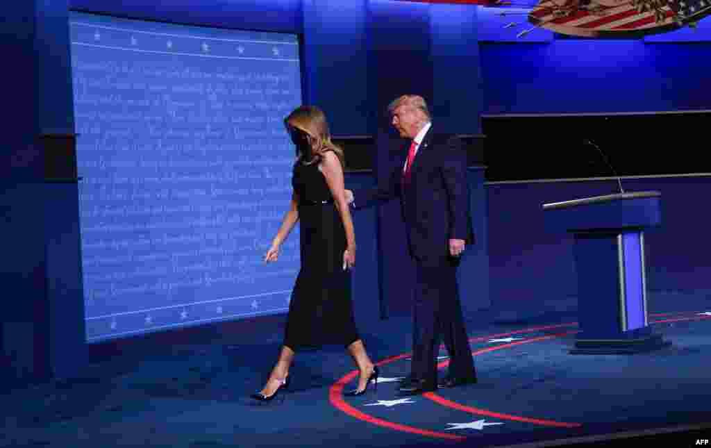 El presidente Donald Trump y la primera dama, Melania Trump, abandonan el escenario al final del debate presidencial en la Universidad de Belmont en Nashville, Tennessee.