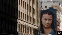 Sebuah mural di sisi gedung di San Fransisco, AS, menujukkan wajah dari aktivis muda perubahan iklim Greta Thunberg dalam sebuah foto yang diambil pada 4 Maret 2021. (Foto: AP/Jeff Chiu)