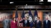 El representante estadounidense Michael McCaul (Republocano por Texas) habla con periodistas durante una conferencia de prensa semanal en el Capitolio en Washington, EEUU, el 16 de abril de 2024. 