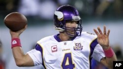 Minnesota Vikings quarterback Brett Favre warms up before an NFL football game between the Vikings and the New York Jets 11 Oct 2010