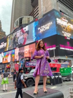 Rancangan batik Hengki Kawilarang tampil di Times Square, New York (foto: courtesy).