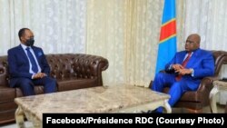 Le président de la RDC, Félix Tshisekedi (à dr.) reçoit Vincent Karega, l'ambassadeur du Rwanda à Kinshasa, le 25 août 2020. (Facebook/Présidence RDC)