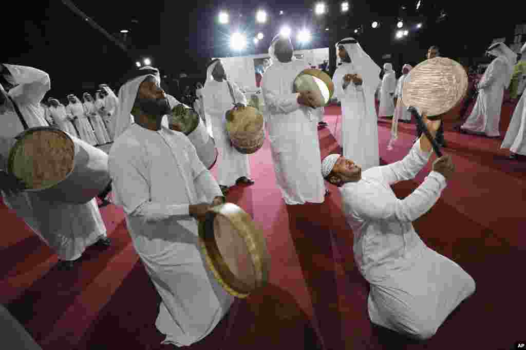 شهر ابوظبی میزبان فستیوال خرما است. در این مراسم گروهی از مردان رقص سنتی اجرا می کنند. 