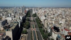 La Avenida 9 de Julio, corazón vibrante de Buenos Aires, luce hoy desierta y silente.