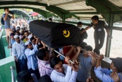 El ataúd de Khin Maung Latt, director de campaña del partido Liga Nacional por la Democracia es llevado en hombros para su funeral y entierro en Rangún, el domingo 7 de marzo de 2021.