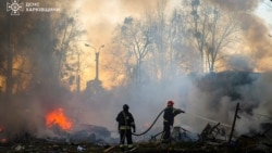 Petugas pemadam kebakaran memadamkan api setelah serangan roket Rusia di Kharkiv, Ukraina, 7 Maret 2025, dalam foto yang disediakan oleh Layanan Darurat Ukraina. (Foto: Ukrainian Emergency Service via AP)