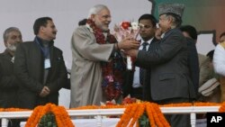 PM India Narendra Modi (tengah) saat tiba di ibukota Kashmir-India, Srinagar hari Senin (8/12).