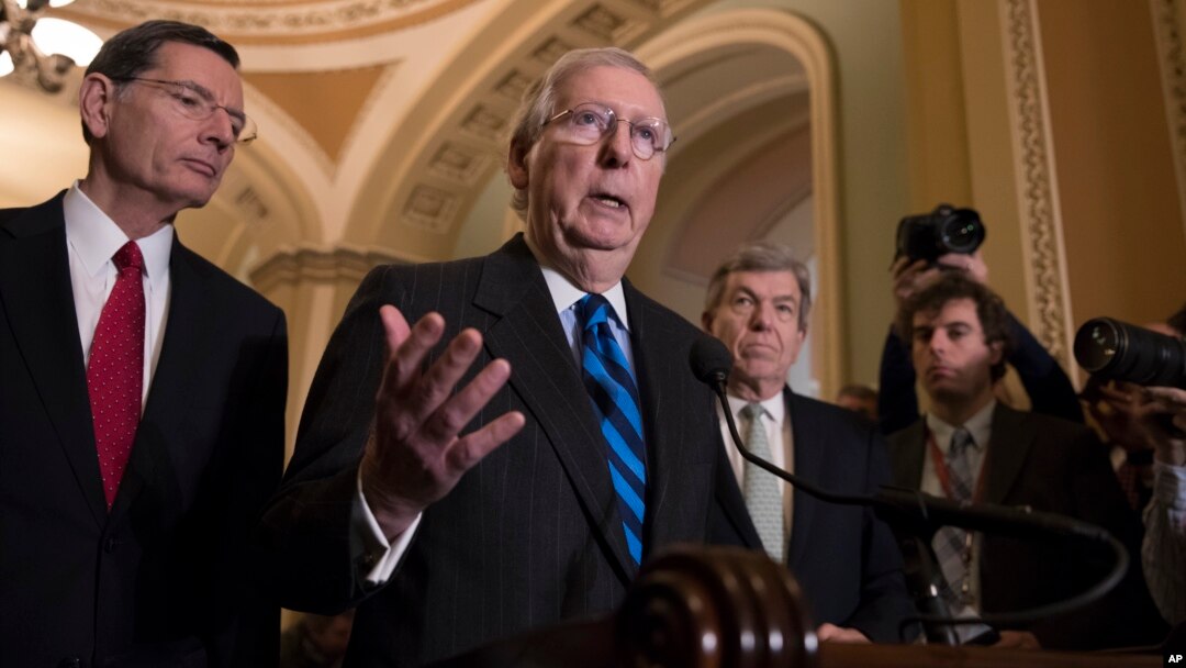 Pemimpin mayoritas Senat AS Mitch McConnell (tengah) dan para Senator partai Republik menjawab pertanyaan wartawan di gedung Capitol (foto: dok). 