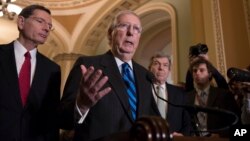 Pemimpin mayoritas Senat AS Mitch McConnell (tengah) dan para Senator partai Republik menjawab pertanyaan wartawan di gedung Capitol (foto: dok). 