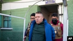 Juan José Zúñiga, ex comandante general del Ejército de Bolivia, es escoltado desde una cárcel para ser trasladado a la prisión de máxima seguridad de Chonchocoro, en La Paz, Bolivia, el sábado 29 de junio de 2024.