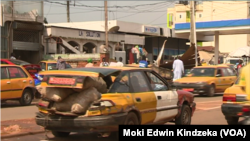 Les taxis ont été obligé à réparer leurs véhicules à Yaoundé, au Cameroun, le 16 novembre 2016. (VOA/Moki Edwin Kindzeka)