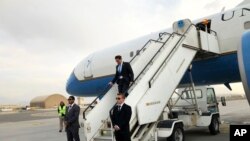 Caption U.S. Defense Secretary Mark Esper, center, arrives in Kabul, Afghanistan, Oct. 20, 2019. 