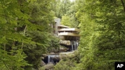 Contoh sempurna karya Arsitek Wright yang berpadu dengan alam adalah Fallingwater, sebuah rumah yang ia bangun untuk klien di daerah pedesaan Pennsylvania. Sebagian bangunannya dibangun di atas air terjun.