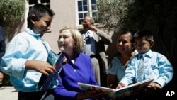 Hillary Clinton alertó que algunos de los niños que deban ser deportados podrían enfrentar peligros terribles en sus países de origen.