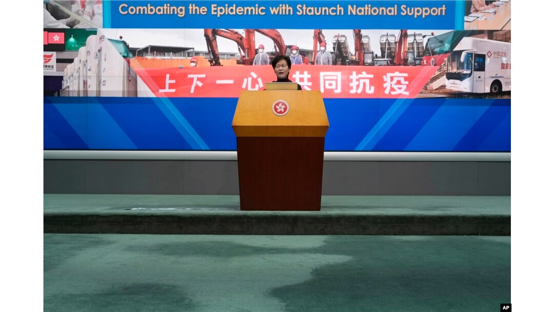 Kepala Eksekutif Hong Kong Carrie Lam mendengarkan pertanyaan wartawan dalam konferensi pers di Hong Kong, Selasa, 22 Februari 2022. (AP/Vincent Yu)