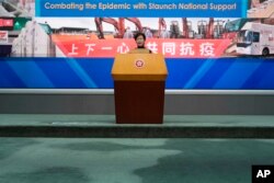 Kepala Eksekutif Hong Kong Carrie Lam mendengarkan pertanyaan wartawan dalam konferensi pers di Hong Kong, Selasa, 22 Februari 2022. (AP/Vincent Yu)
