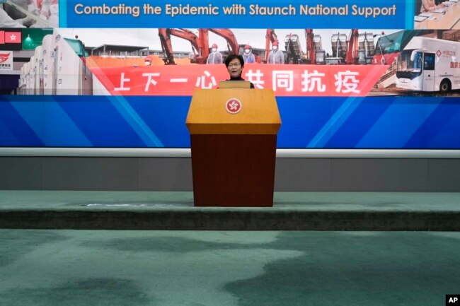 Kepala Eksekutif Hong Kong Carrie Lam mendengarkan pertanyaan wartawan dalam konferensi pers di Hong Kong, Selasa, 22 Februari 2022. (AP/Vincent Yu)