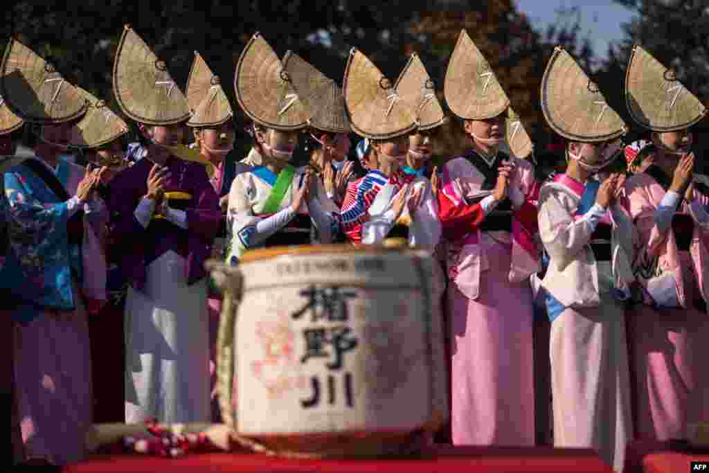 Dancers from the Awa-Dori parade or &#39;Dance of fools&#39;, attend the inauguration of the Grand Matsuri Festival dedicated to Japanese culture, in the Jardin d&#39;Acclimatation in Paris, France, Oct. 20, 2018.