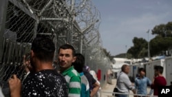 Suasana di luar kantor layanan dukungan suaka Eropa di kamp Moria, pulau Lesbos, Yunani, timur laut Aegean, Yunani, Jumat, 4 Mei, 2018. (Foto: dok).