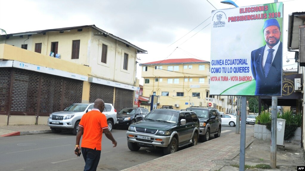 Un homme passe devant une affiche électorale du parti d'opposition PCSD-Baboro de la coalition social-démocrate à Malabo le 23 avril 2016.