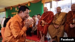 Perdana Menteri Kamboja Hun Sen, dalam sebuah upacara tradisional di daerah Angkor Wat, provinsi Siem Reap, April 2016.