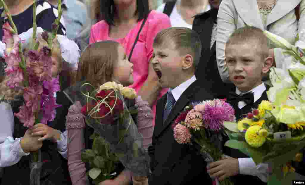 Birinci sinif şagirdləri məktəb ilinin ilk günündə. Minsk, Belarus.