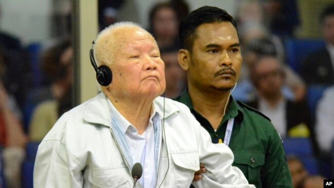 在柬埔寨法院特别法庭公布的这张照片中，前红色高棉国家元首乔桑潘在联合国支持的战争罪法庭上出庭（2018年11月16日）