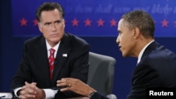 Tổng thống Obama và ứng cử viên tổng thống của đảng Cộng hòa Mitt Romney trong cuộc tranh luận lần chót ở Boca Raton, Florida, ngày 22/10/2012