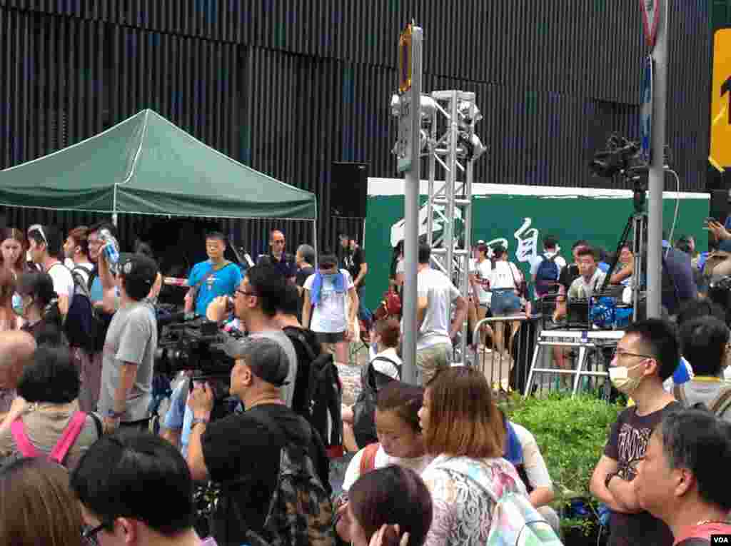 數千香港市民雲集政府總部聲援被困公民廣場學生（美國之音圖片／海彥拍攝）