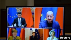 歐盟領導人和中國國家主席習近平出現在布魯塞爾舉行的一個視頻會議的屏幕上。 （2020年12月30日）