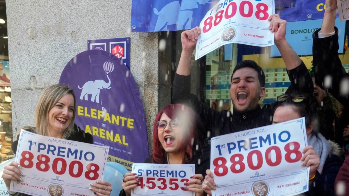 Boletos Con El 88008 Ganan "El Gordo" De Navidad De La Lotería En España