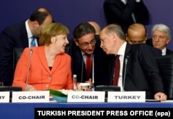 German Chancellor Angela Merkel (L) attend the UN Humanitarian Summit in Istanbul, Turkey, 23 May 2016.