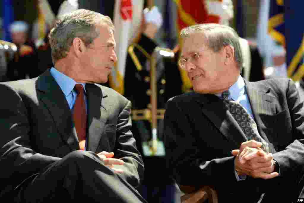 Президент Джордж Буш-мл. и министр обороны США Дональд Рамсфелд