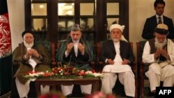 Хамид Карзай с членами Высшего совета мира Афганистана