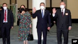 El presidente de Honduras, Juan Orlando Hernández (segundo por la derecha) a su llegada al Aeropuerto Internacional de Taoyuan, en el norte de Taiwán, el 12 de noviembre de 2021.